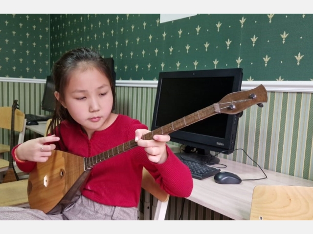 Уроки домбры в нашей школе!